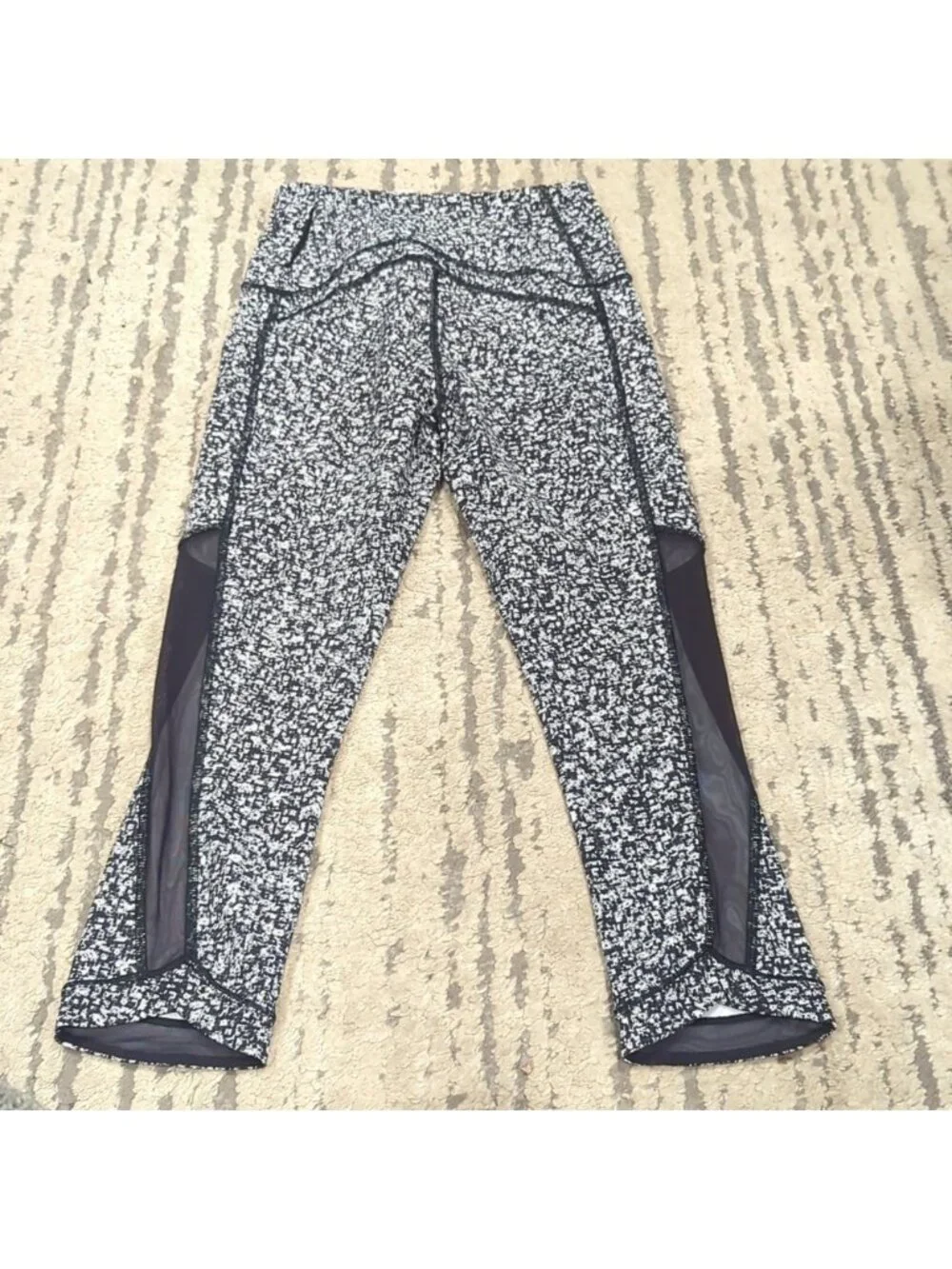 Lululemon Sole Training Crop Daisy Dust Alpine White Black / Black